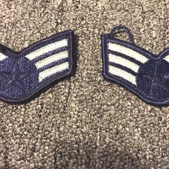 1 PAIR 1976-1993 SEW ON USAF AIR FORCE RANK PATCH SENIOR AIRMAN E-4 BLUE MALE - Picture 1 of 7